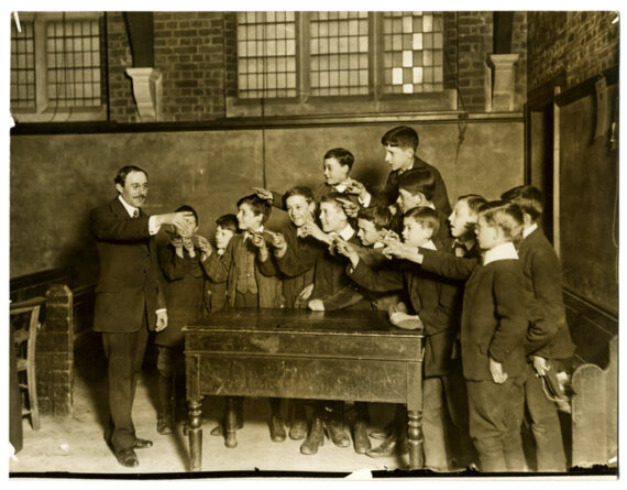 Drôle de classe de français à l'école anglaise, c. 1920 - tirage argentique d'époque - Photo Memory
