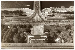 Tour Eiffel : vue plongeante et géométrique sur le quai Branly - Tirage argentique vintage, . 1965 - Photo Memory