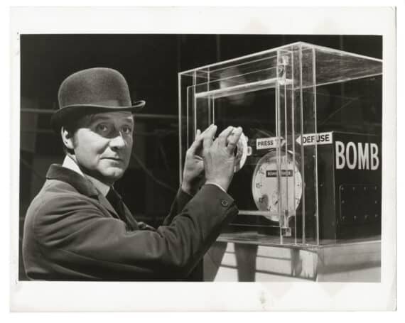 Patrick Macnee, alias John Steed dans Chapeau Melon et Bottes de Cuir - Tirage vintage, c. 1967 - Photo Memory